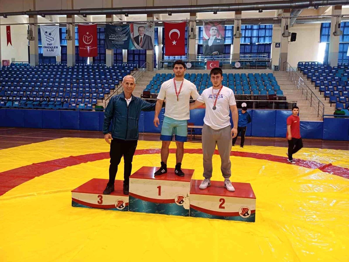 Aydın\'da Okul Sporları Gençler A Serbest Güreş İl Birinciliği Yapıldı