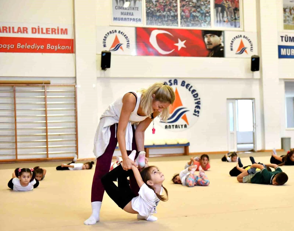 Muratpaşa Belediyesi\'nin Ücretsiz Cimnastik Kursuyla Çocuklar Telefonu Bırakıp Derse Koşuyor