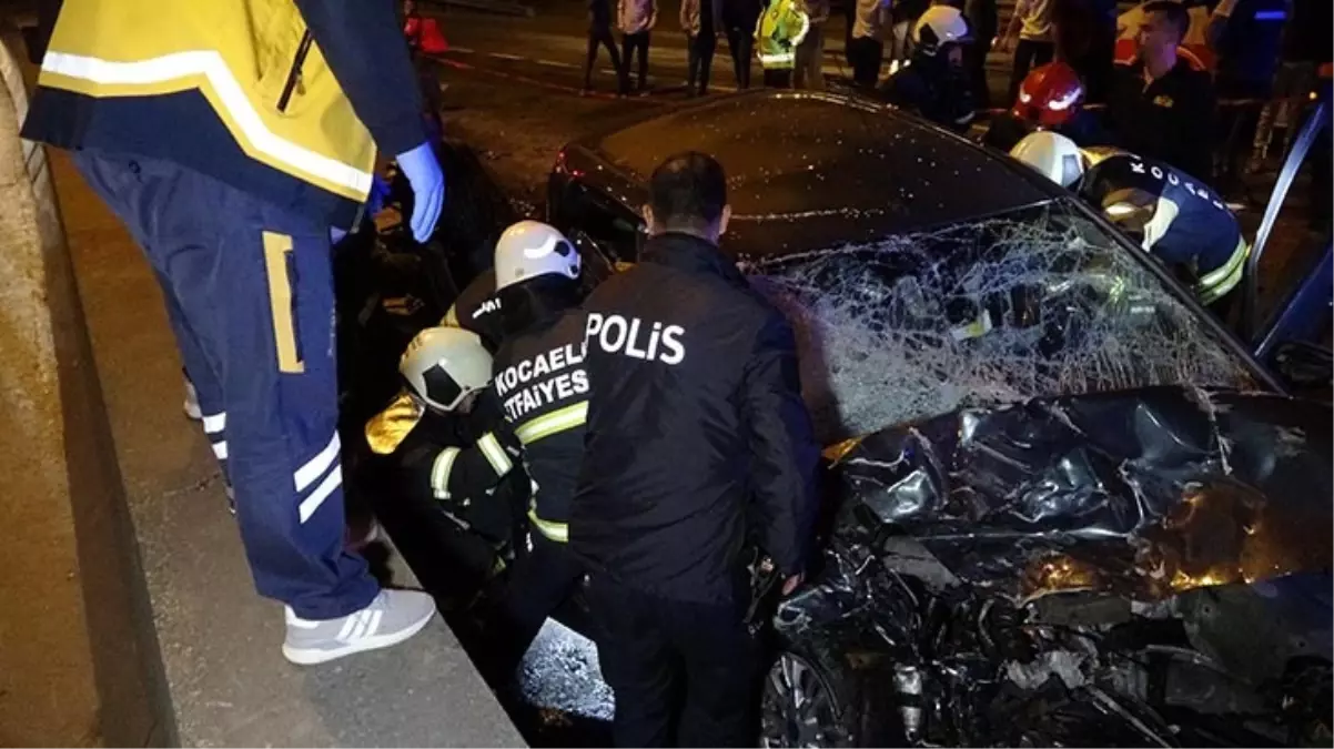 Kocaeli\'de ters yöne giren cip, otomobille kafa kafaya çarpıştı: 2 ölü, 10 yaralı