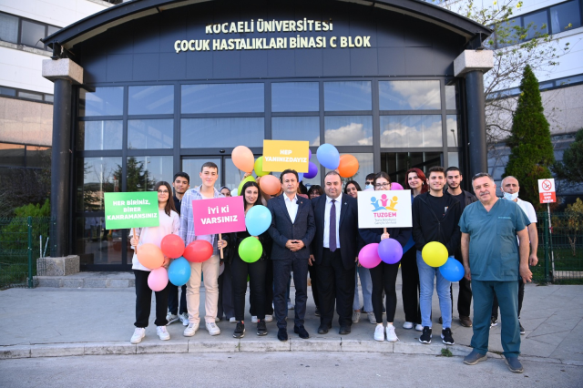 Tuzla Belediye Başkanı Şadi Yazıcı ve gençlerden lösemili çocuklara moral ziyareti