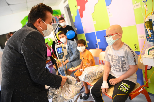 Tuzla Belediye Başkanı Şadi Yazıcı ve gençlerden lösemili çocuklara moral ziyareti