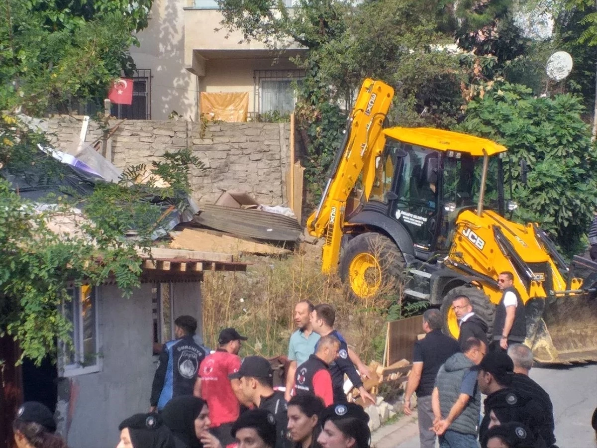 Ümraniye\'de yıkım kararı verilen gecekondu belediye ekipleri tarafından yıkıldı