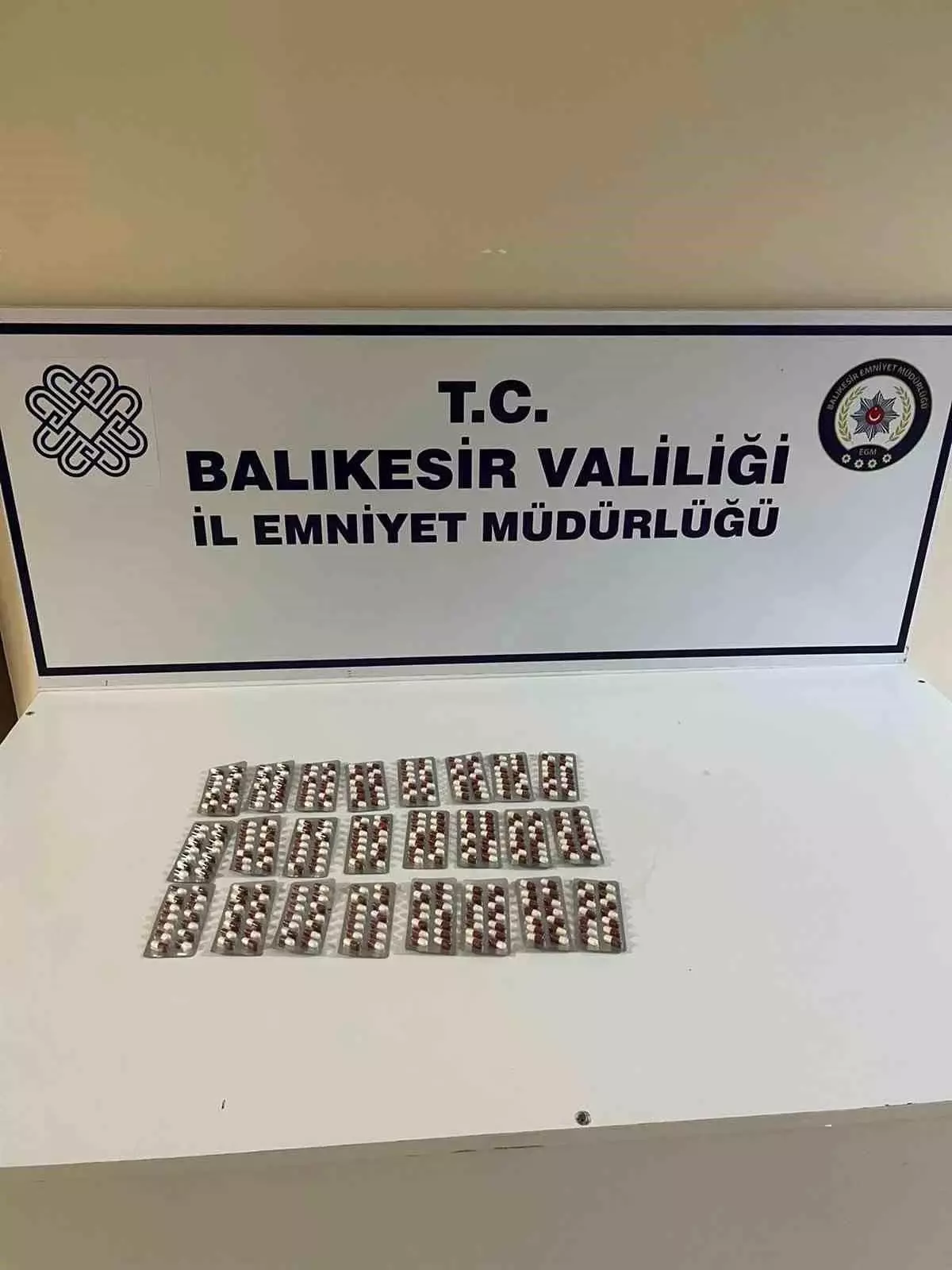 Balıkesir\'de Polis Üst Aramasında 336 Adet Sentetik Uyuşturucu Hap Ele Geçirildi