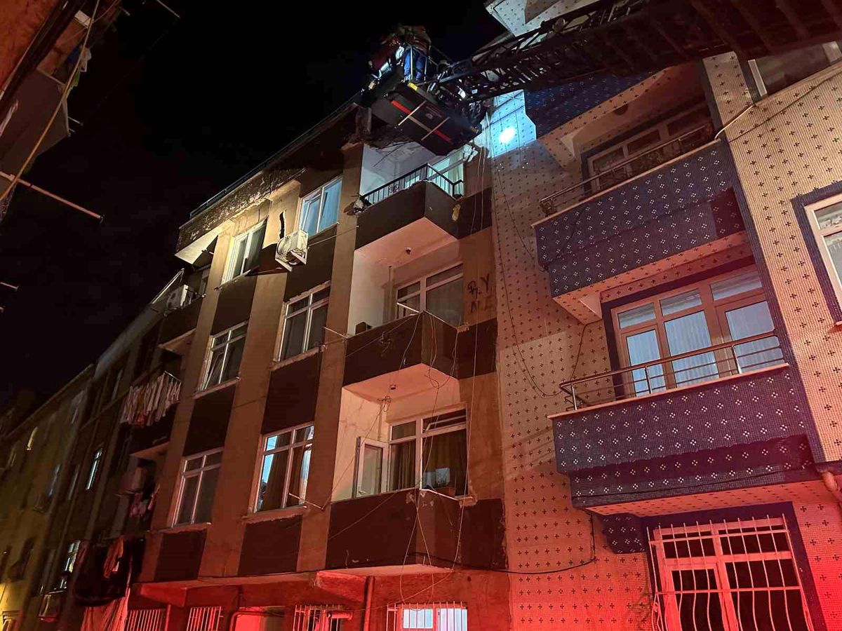 Zeytinburnu\'nda 3 Katlı Binanın Terasında Kısmi Çökme