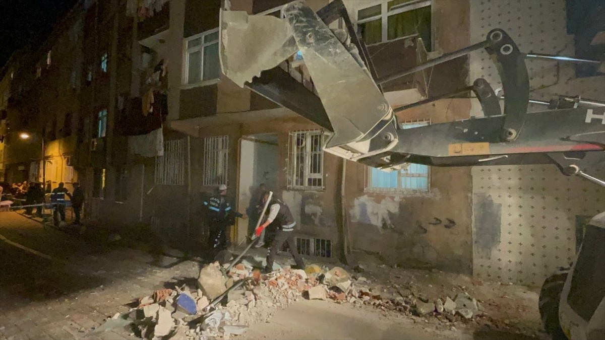 Zeytinburnu\'nda Terasında Kısmi Çökme Olan Bina Boşaltıldı