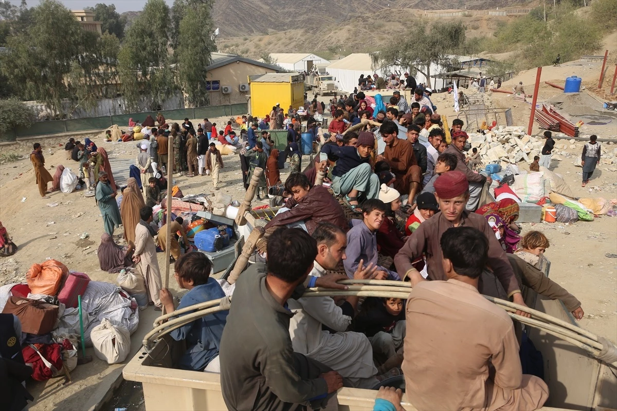 Pakistan-Afganistan Sınır Kapılarında Yoğunluk Devam Ediyor