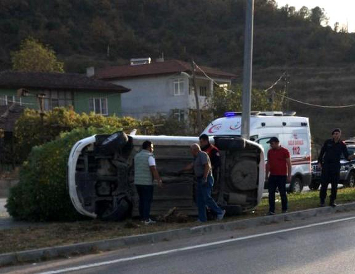 Amasya\'da Otomobil Devrildi: 4 Kişi Yaralandı