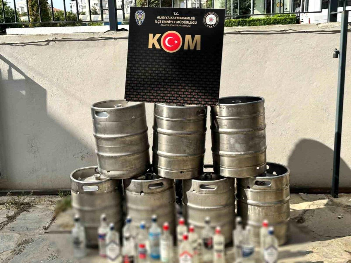 Antalya\'da Kaçakçılık Operasyonunda Bin Litre Kaçak Alkol ve Bin 200 Adet Uyuşturucu Hap Ele Geçirildi
