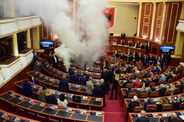 Arnavutluk'ta muhalif milletvekilleri parlamento oturumu sırasında sis bombası attı