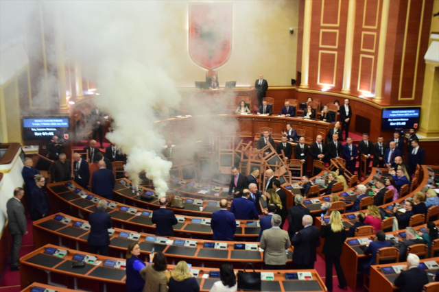 Arnavutluk'ta muhalif milletvekilleri parlamento oturumu sırasında sis bombası attı