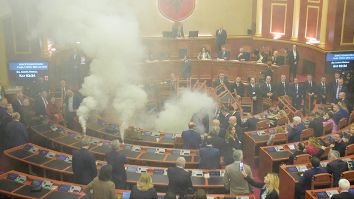 Arnavutluk\'ta muhalefet milletvekilleri parlamento oturumu esnasında sis bombası attı