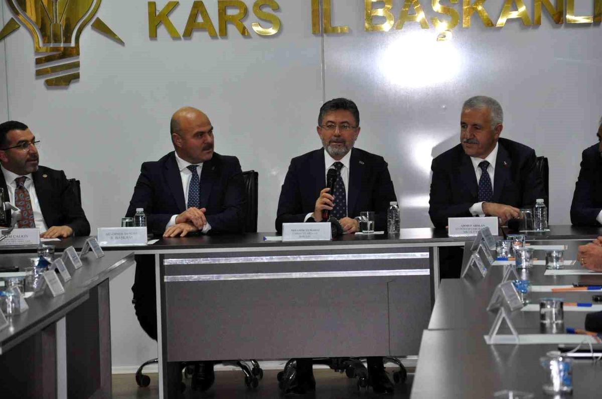 Bakan Yumaklı, Kars\'ta partililerle buluştu
