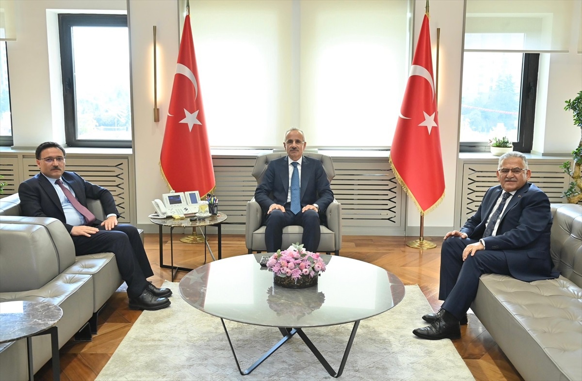 Kayseri Büyükşehir Belediye Başkanı Ulaştırma ve Altyapı Bakanı\'nı Ziyaret Etti