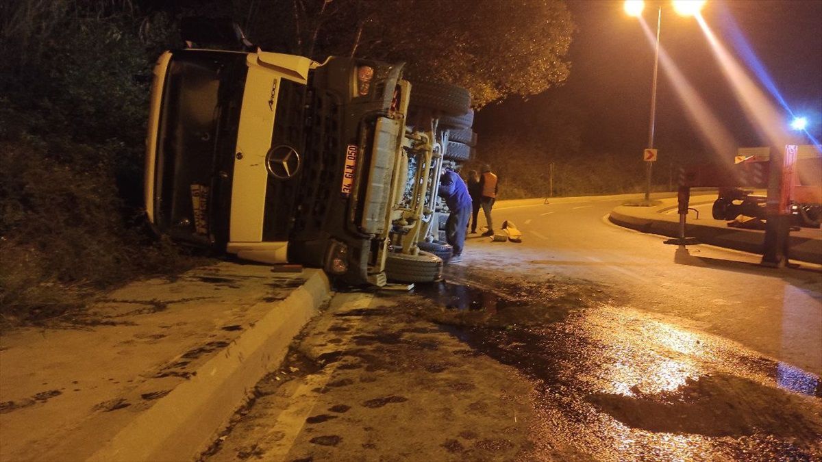 Beykoz\'da beton mikseri yol kenarına devrildi
