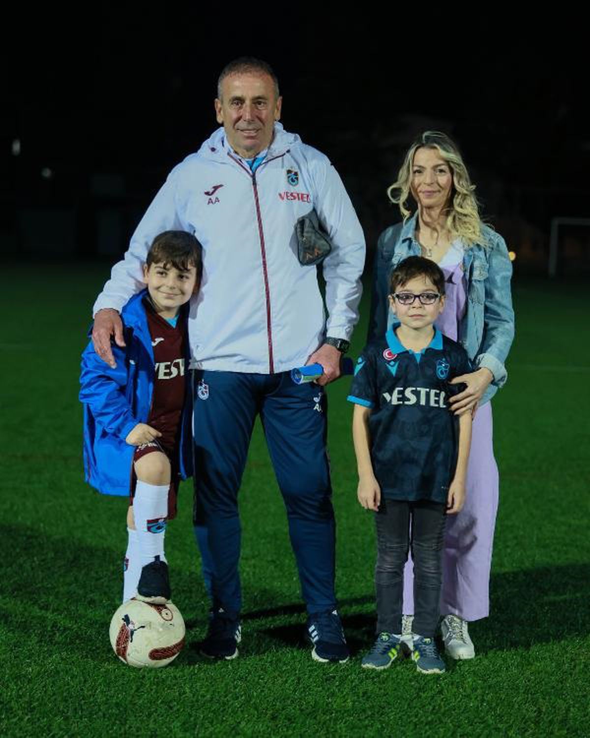 Bursa'da biber gazlı saldırıya uğrayan Yusuf Emir Bolat ve ailesi Trabzonspor'u ziyaret etti