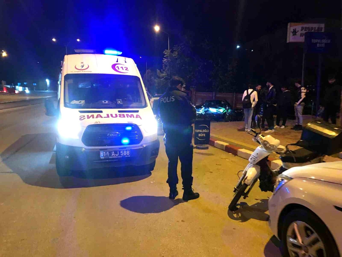 Bilecik\'te Park Halindeki Araç Kapısına Çarpan Motosiklet Sürücüsü Yaralandı