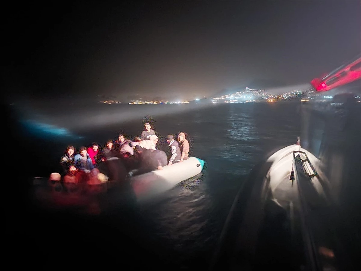 Yunanistan unsurlarınca Türk kara sularına itilen lastik bottaki 31 düzensiz göçmen kurtarıldı