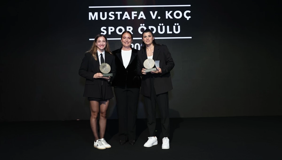 Busenaz Sürmeneli ve Buse Naz Çakıroğlu, Mustafa V. Koç Spor Ödülü\'nün sahibi oldu