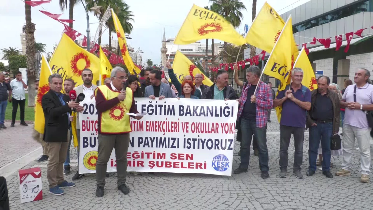 Eğitim Sen İzmir\'den Bütçe Protestosu: "Devletin Eğitim Harcaması Azalırken Hane Halkının Cebinden Yapılan Harcamalar Arttı"