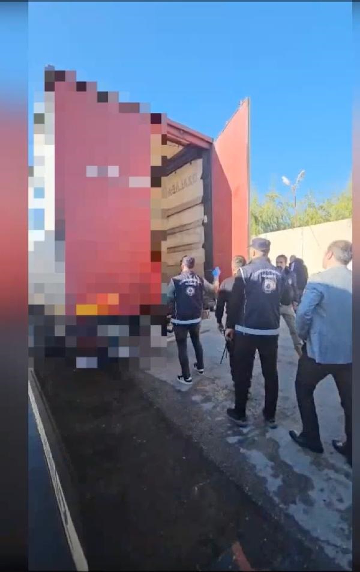 Erzincan\'da tırda 35 düzensiz göçmen yakalandı, 1 insan kaçakçısı tutuklandı