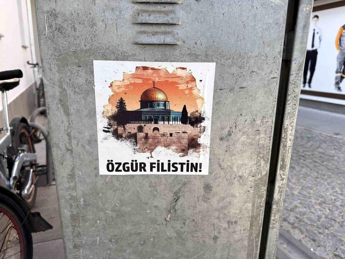 Eskişehir\'de İsrail\'e tepki: Sprey boya ve afişlerle duruma dikkat çekildi