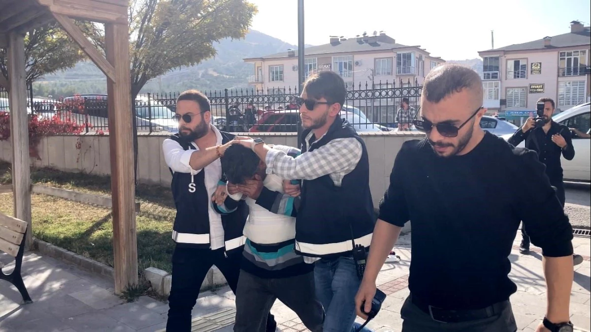 Burdur\'da Yaşlı Adamın Evde Darp Edilerek Öldürülmesi Olayıyla İlgili Zanlı Adliyeye Sevk Edildi