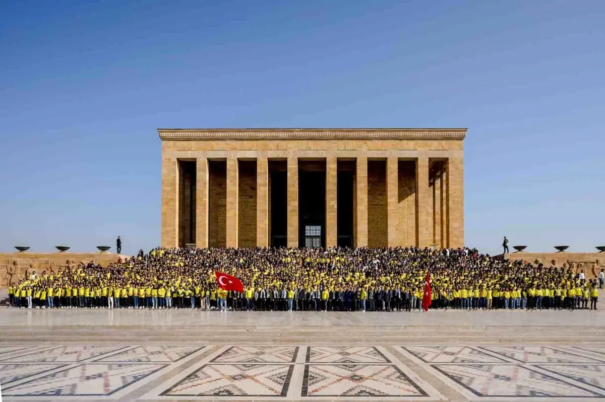 Fenerbahçe Taraftarları Anıtkabir\'i Ziyaret Etti