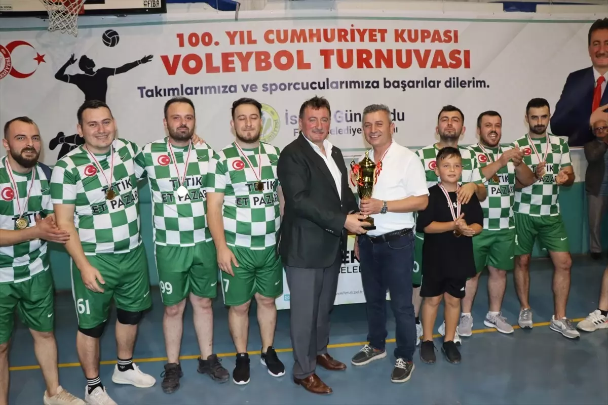 Ferizli\'de düzenlenen voleybol turnuvasında şampiyon belli oldu