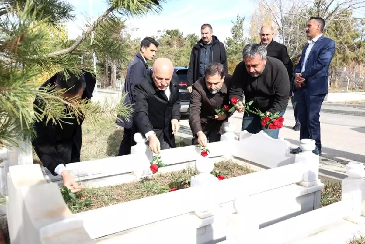 Van depreminde hayatını kaybeden gazeteci Sebahattin Yılmaz, mezarı başında anıldı