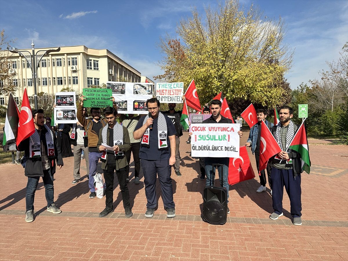 GAÜN Öğrencileri İsrail\'in Gazze\'ye Saldırılarını Protesto Etti