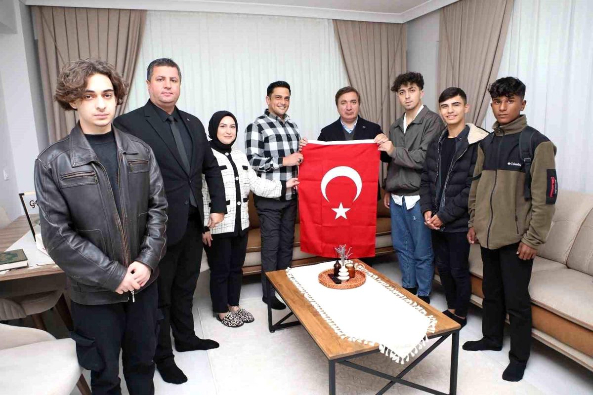 Protokolden liseli öğrencilerle gazi ziyareti