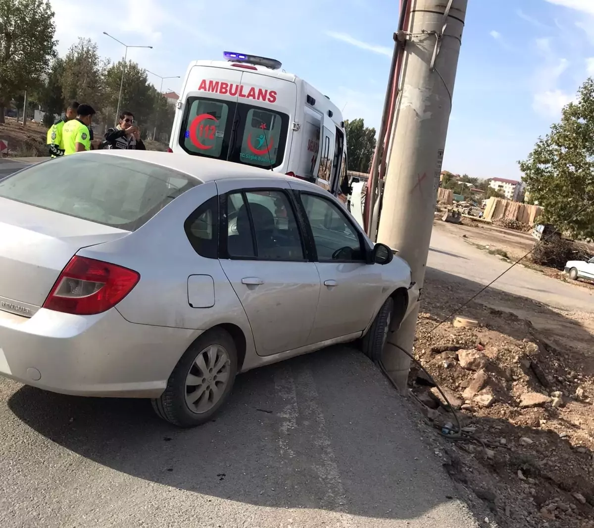 Adıyaman\'da Otomobil Elektrik Direğine Çarptı: 1 Yaralı