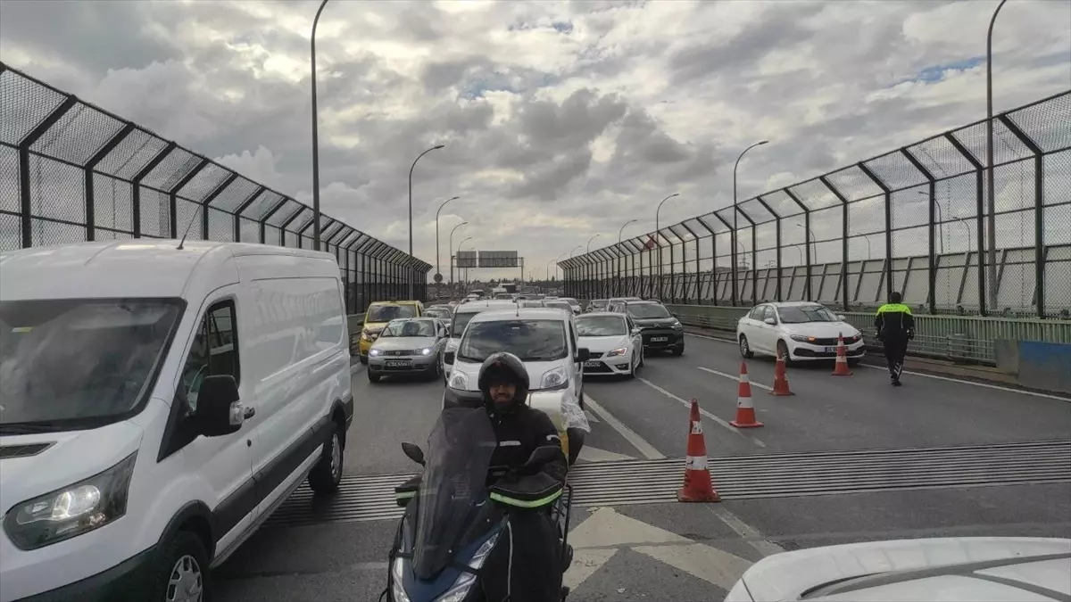 Haliç Köprüsü\'nde Otomobil Kaza Yaptı, Trafik Yoğunluğu Oluştu