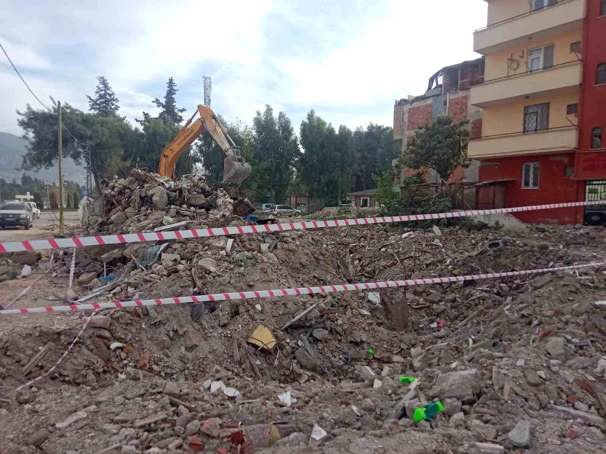 Hatay\'da depremde yıkılan apartmanda ikinci ceset bulundu