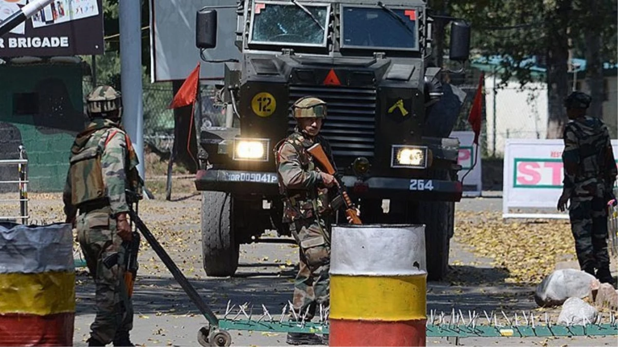Keşmir\'de Hindistan ve Pakistan askerleri arasında çatışma çıktı