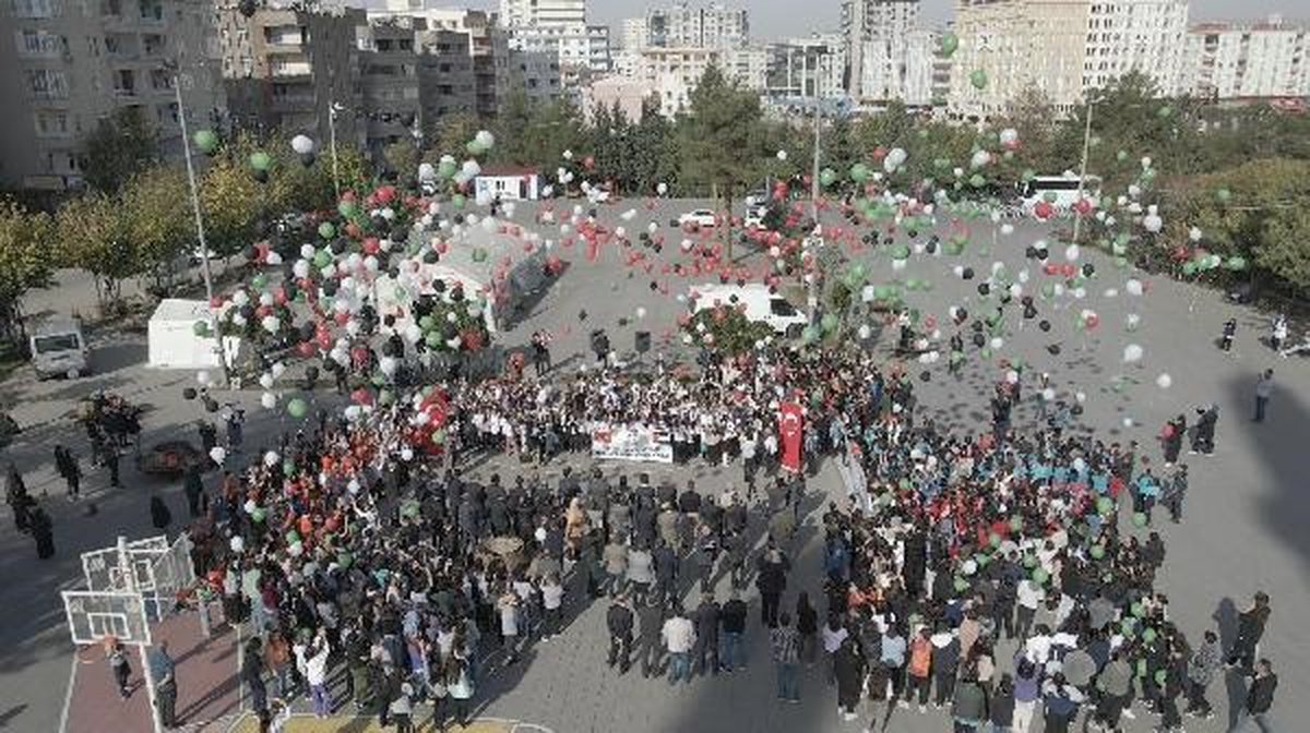 İsrail\'in saldırılarında hayatını kaybeden Filistinli çocuklar için gökyüzüne balon bırakıldı