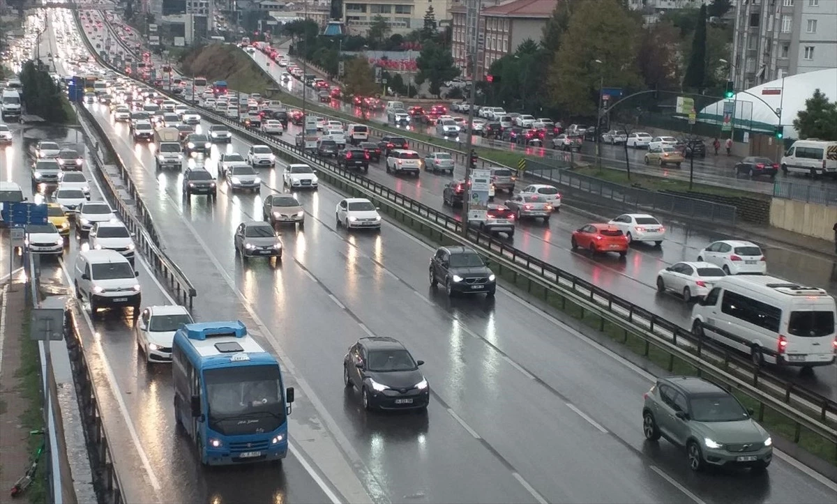 İstanbul\'da yağmurun da etkisiyle trafik yoğunluğu yüzde 80\'e çıktı
