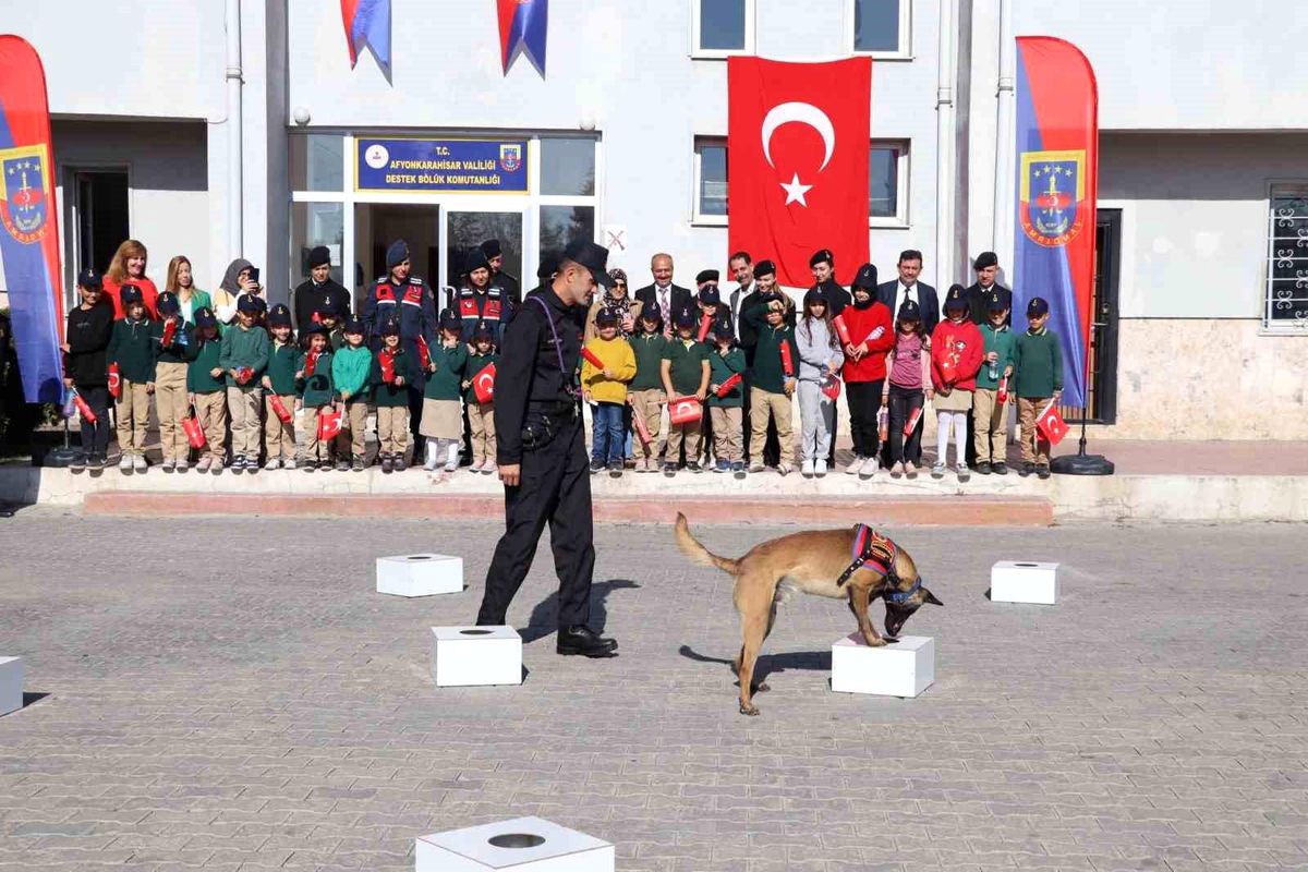 Afyonkarahisar\'da Jandarma Ekipleri İlköğretim Öğrencilerine Meslek Tanıtımı Yaptı