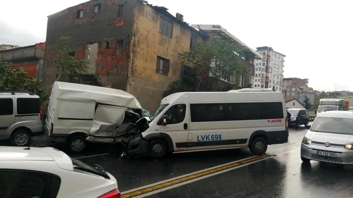 Okmeydanı\'nda servis minibüsü ile araç çarpıştı: Yaralılar var