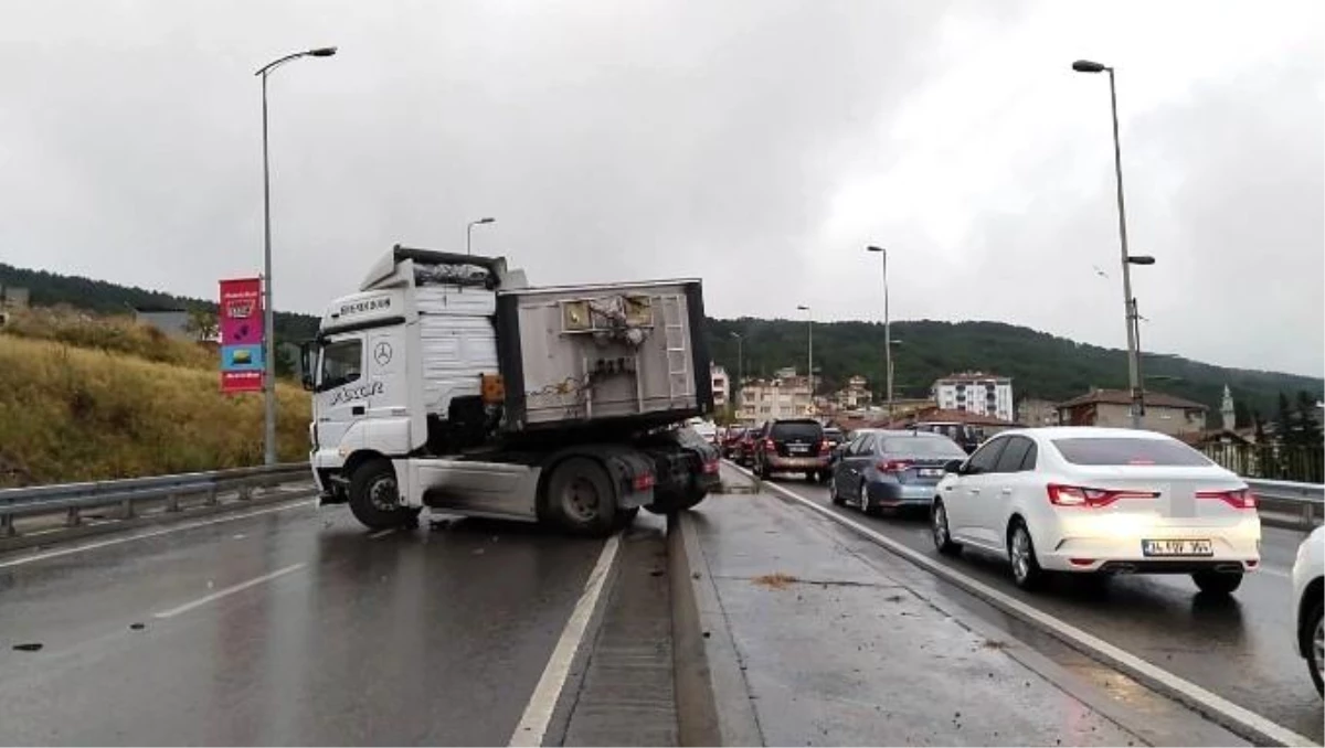 Maltepe\'de yağmur nedeniyle ıslanan yolda tır kaza yaptı