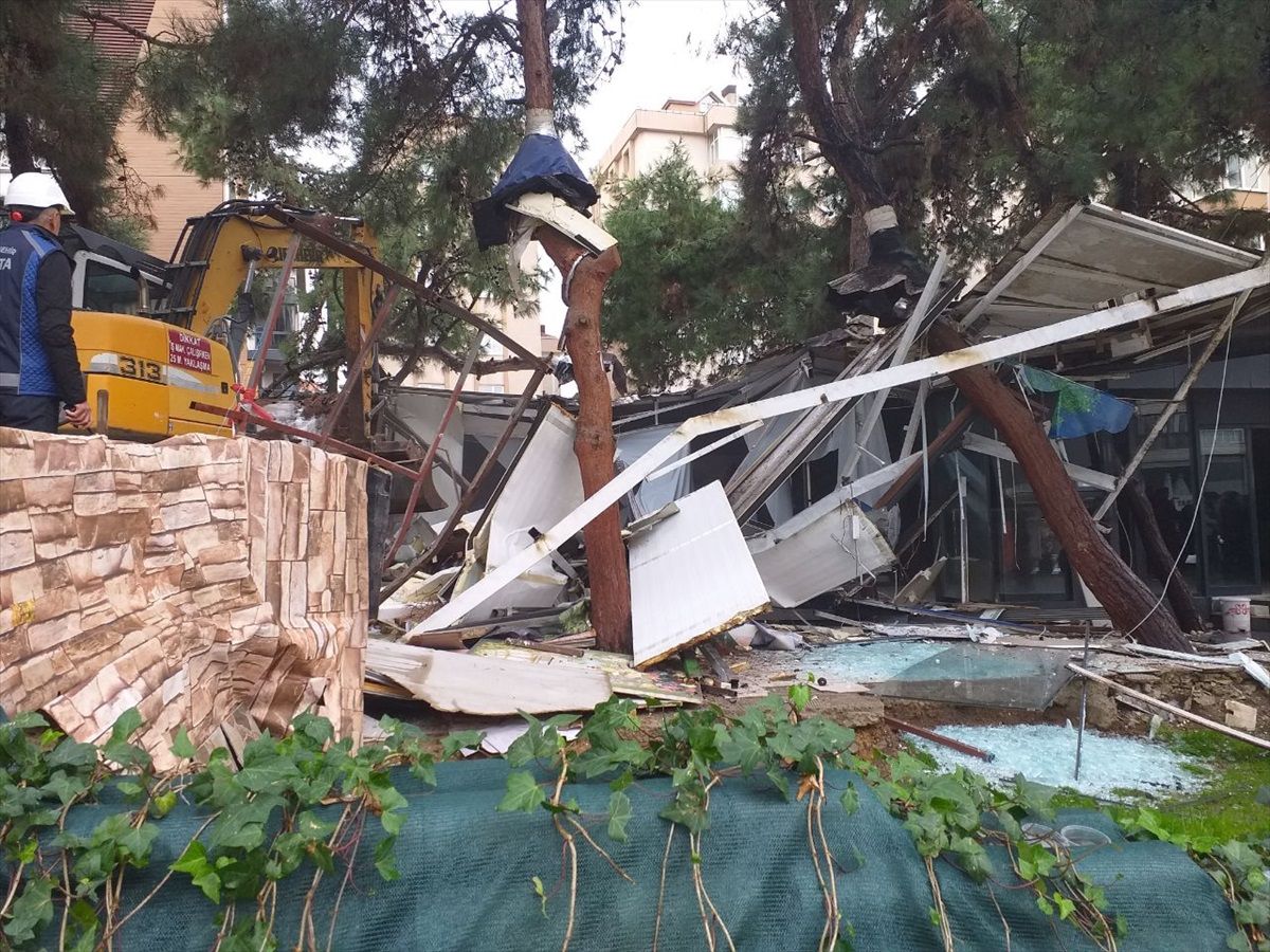 Maltepe'de yol genişletme çalışması kapsamında bir kafe yıkıldı