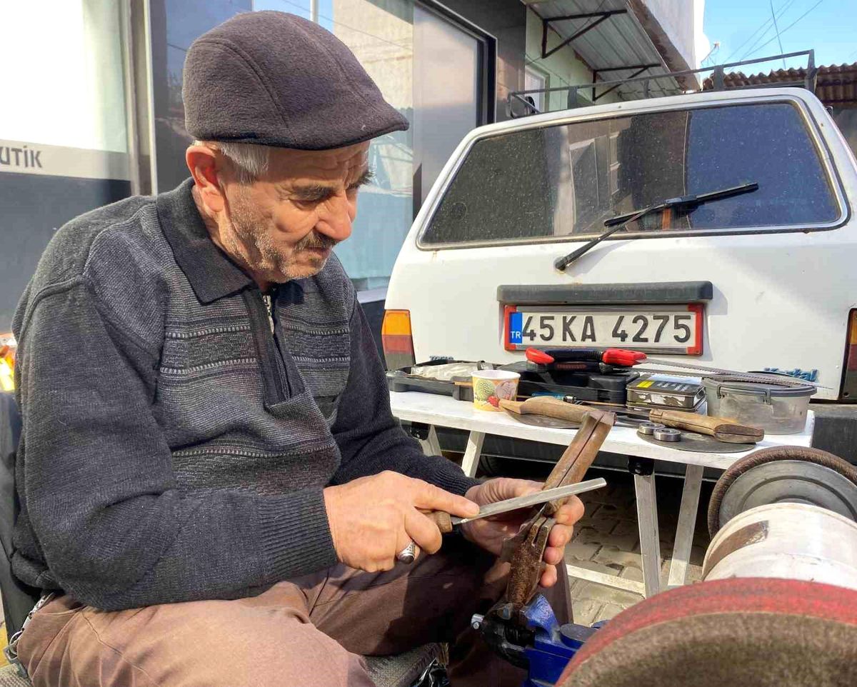 Manisa Alaşehir\'de Bağ Budama İşleri Başladı
