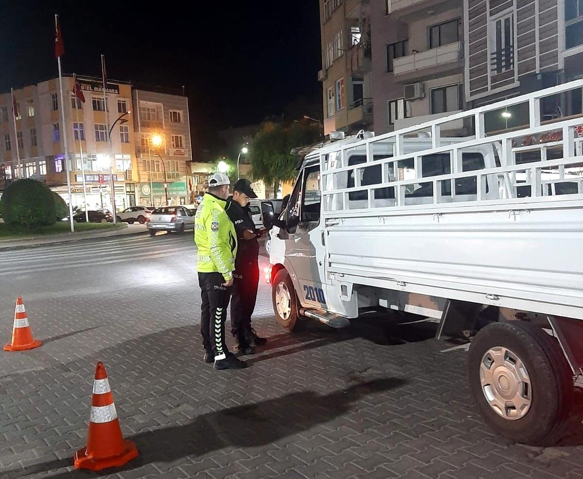 Manisa\'da Huzur ve Güven Uygulaması: 10 Aranan Şahıs Yakalandı, 293 Bin TL Para Cezası Kesildi