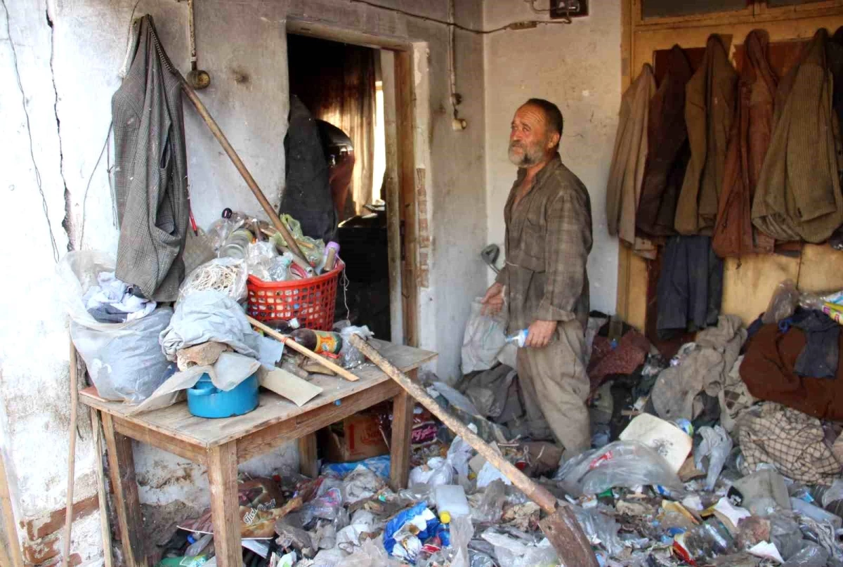 Aydın\'da çöp evde yaşayan adamın şaşırtan hikayesi