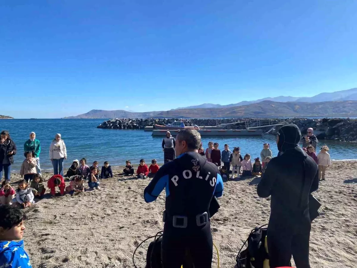 Bitlis Emniyet Müdürlüğü Sualtı Grup Amirliği\'nden Miniklere Dalış Gösterisi