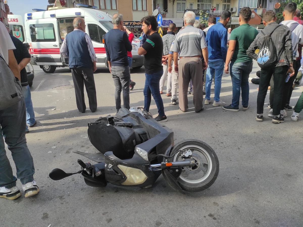 Aydın\'ın Nazilli ilçesinde otomobille çarpışan motosikletteki iki kişi yaralandı