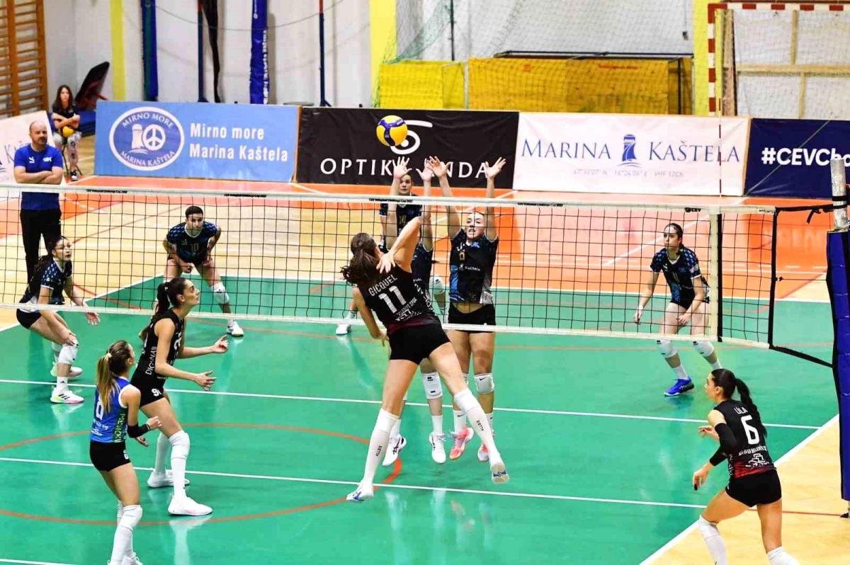 Nilüfer Belediyespor Kadın Voleybol Takımı, Hırvatistan\'ın Marina Kastela takımını mağlup etti