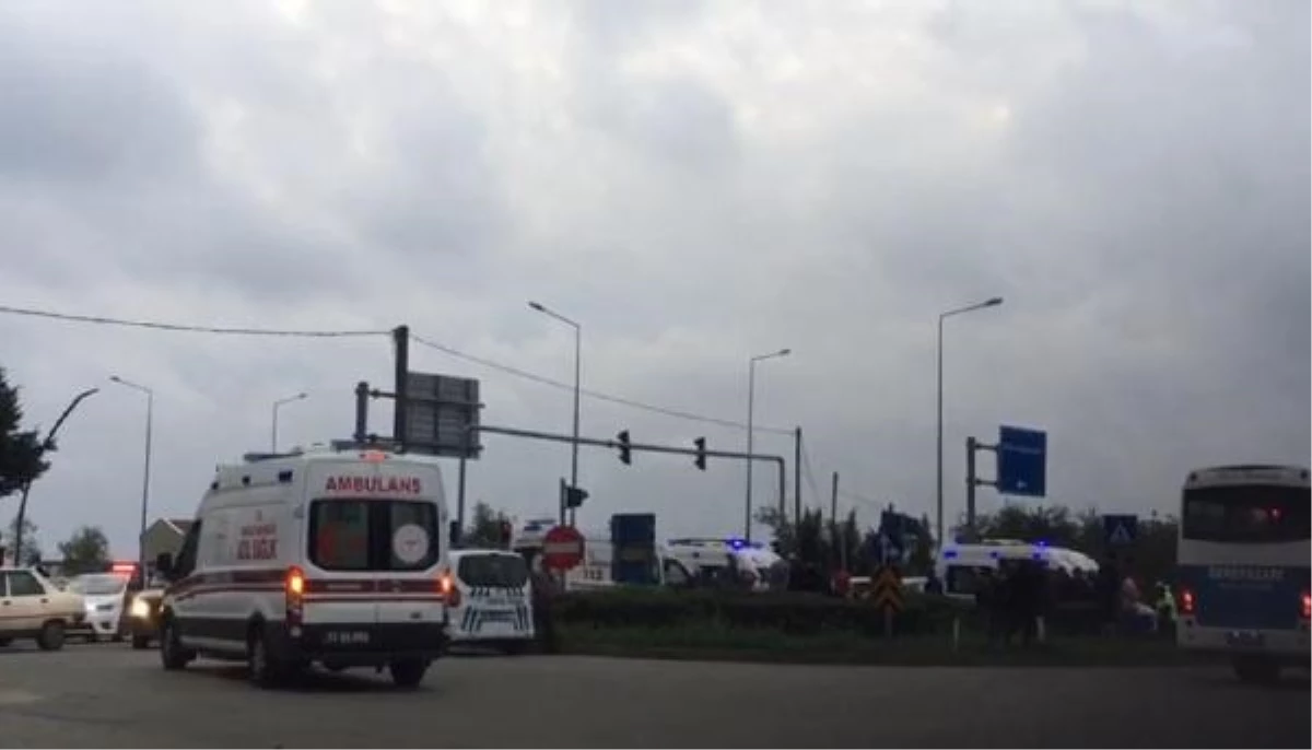 Rize\'de Ambulansın Otomobile Çarptığı Kazada 6 Kişi Yaralandı