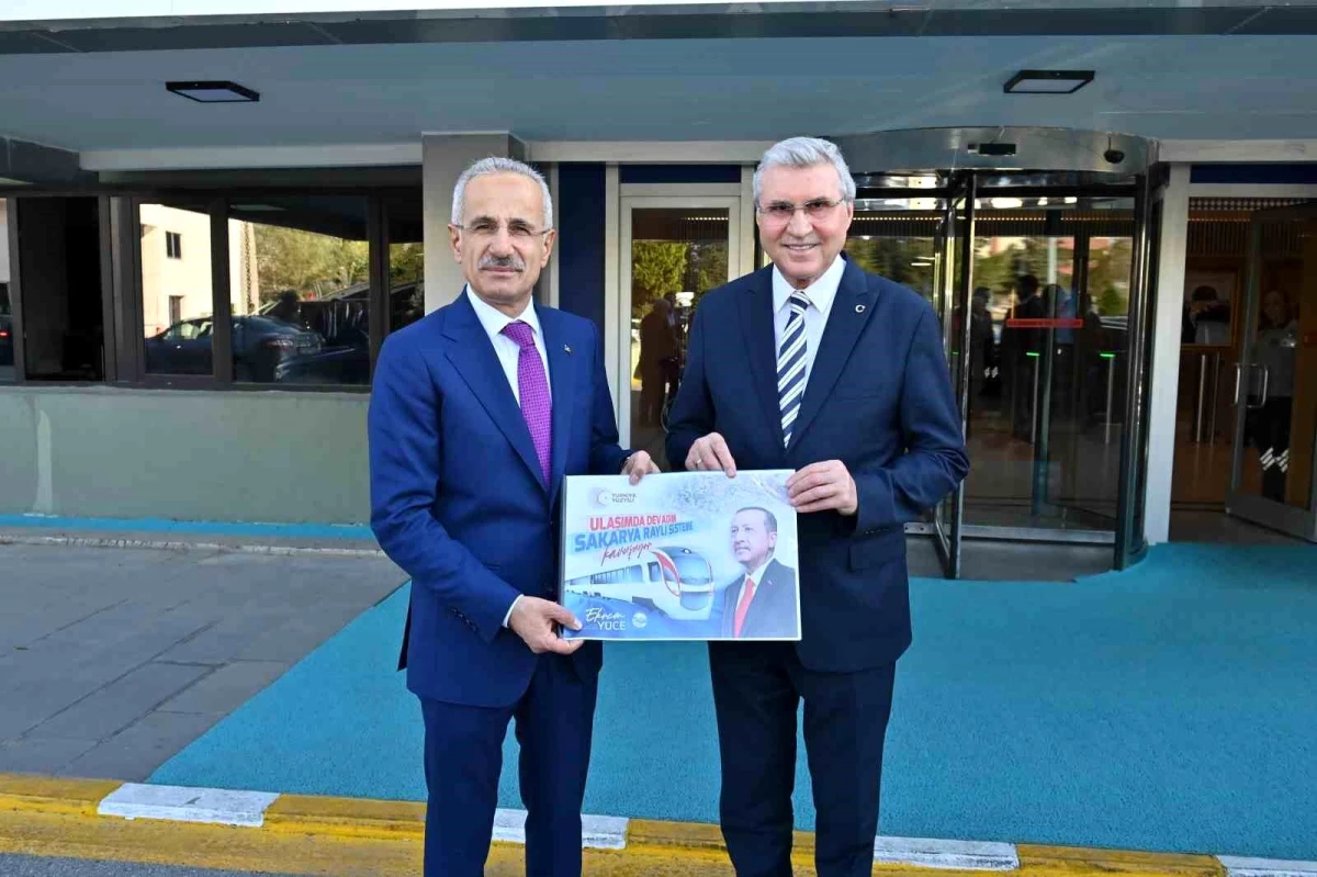Sakarya Büyükşehir Belediye Başkanı Ekrem Yüce, Ulaştırma Bakanı Abdulkadir Uraloğlu\'na teşekkür ziyaretinde bulundu