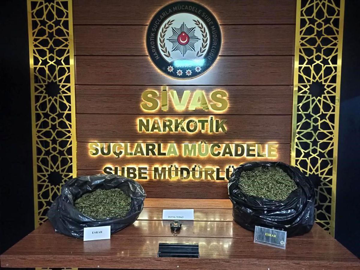 Sivas\'ın Zara ilçesinde 3 kilo 450 gram esrar ele geçirildi, 1 kişi tutuklandı